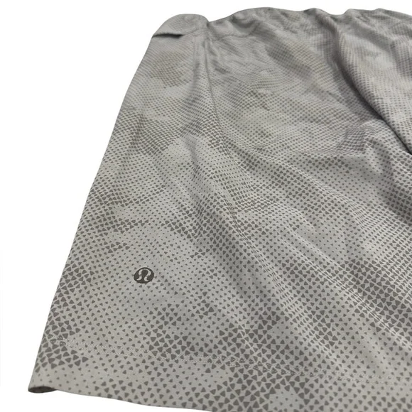Lululemon Men's Athletic Shorts Patterned Gray and White Small - Picture 4 of 11